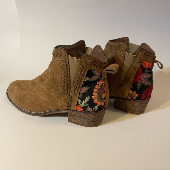 Tiara Women's Ankle Boots with Embroidered Flowers - Picture 7 of 10